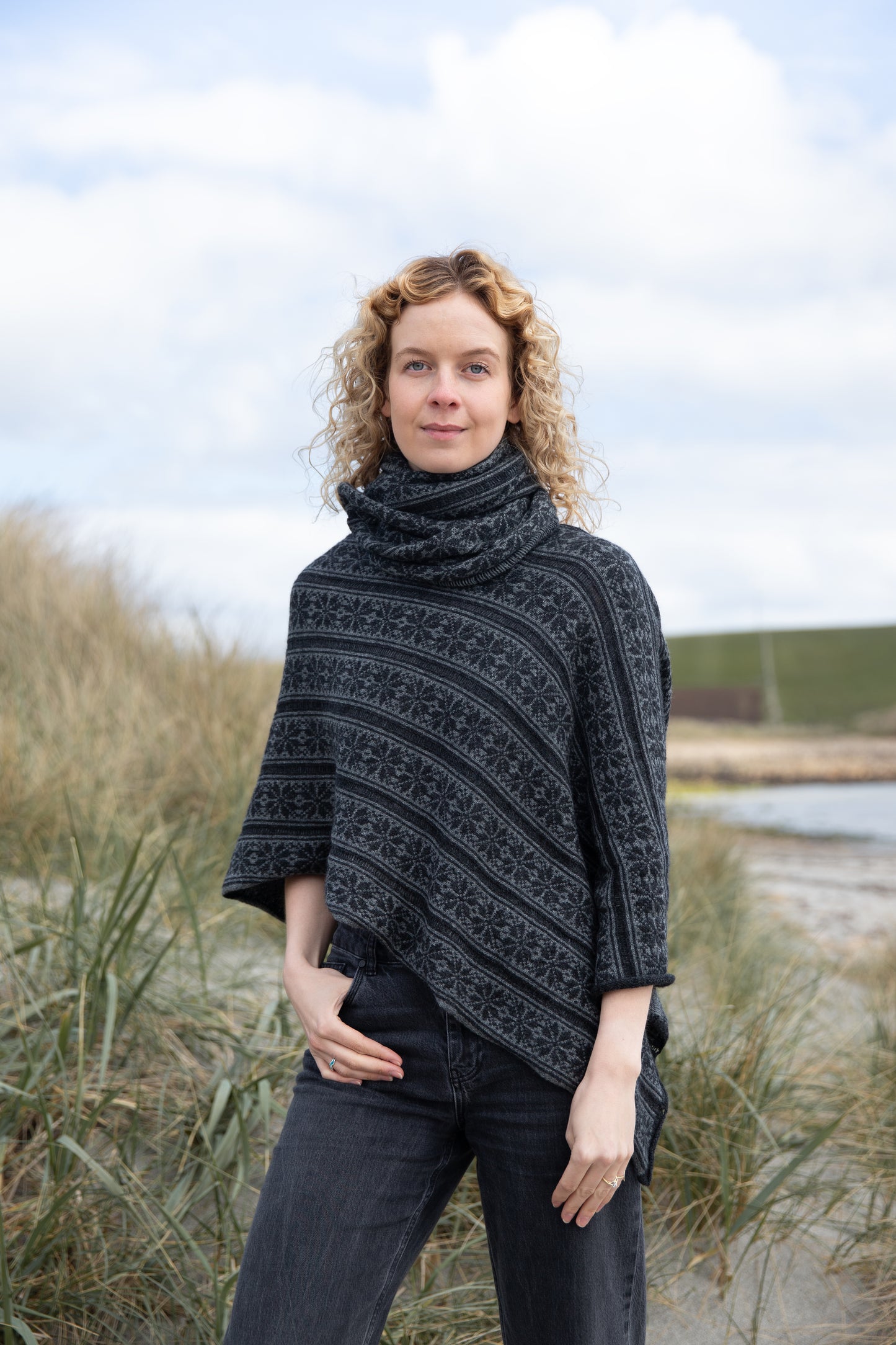 
                  
                    Nova Poncho
                  
                
