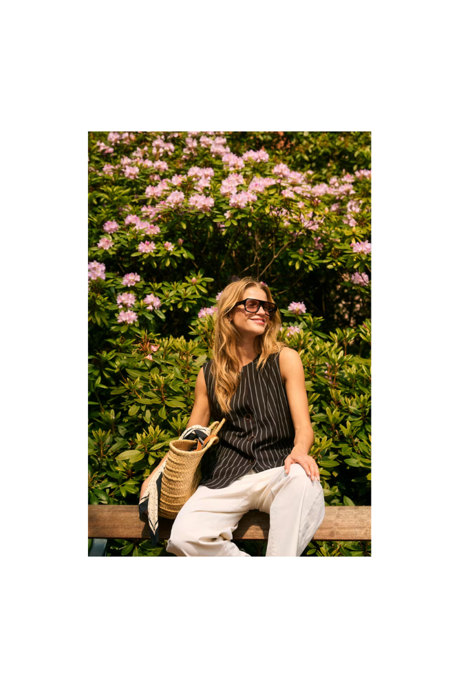 
                  
                    Saint Tropez Pantelea Vest
                  
                