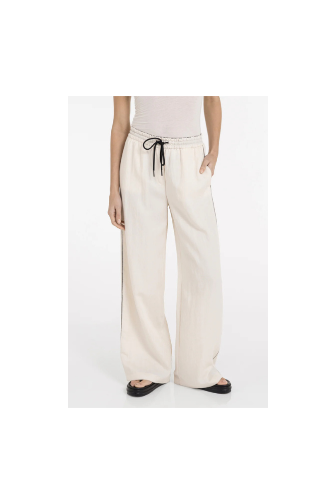 
                  
                    Yaya trousers with wide legs
                  
                